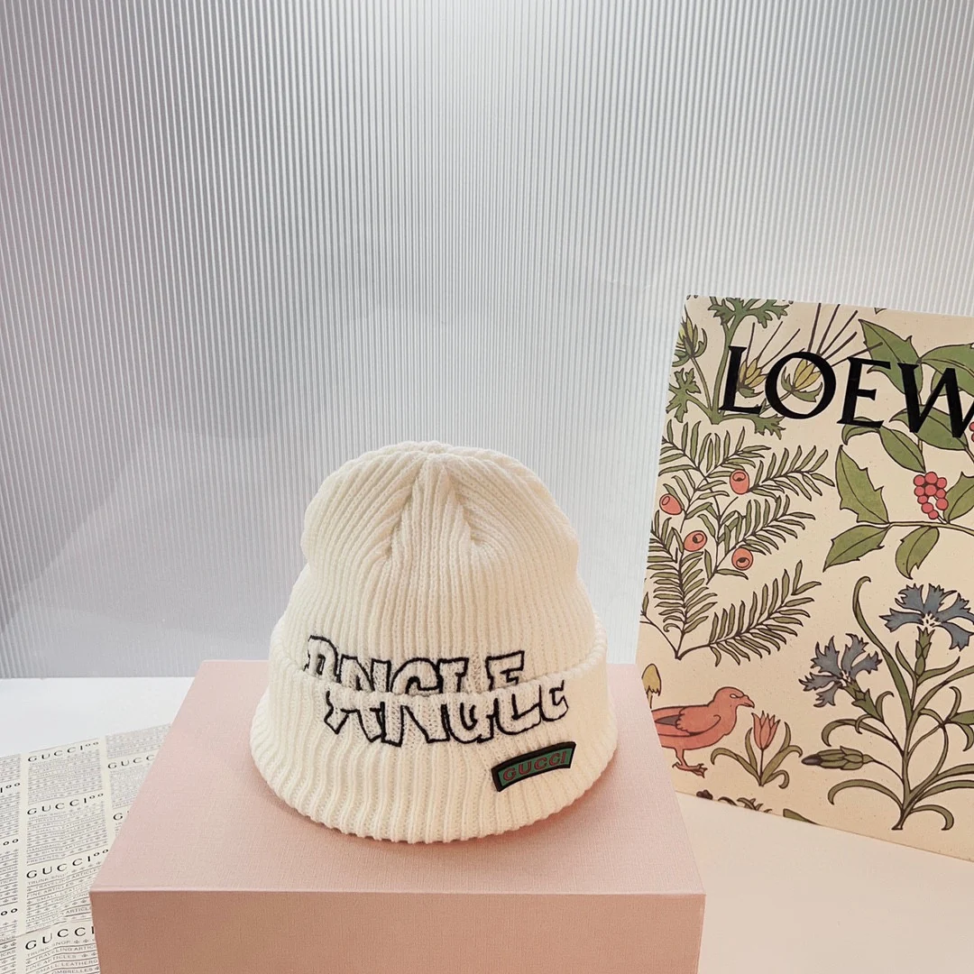 Вязаная шапка Gucci с буквами