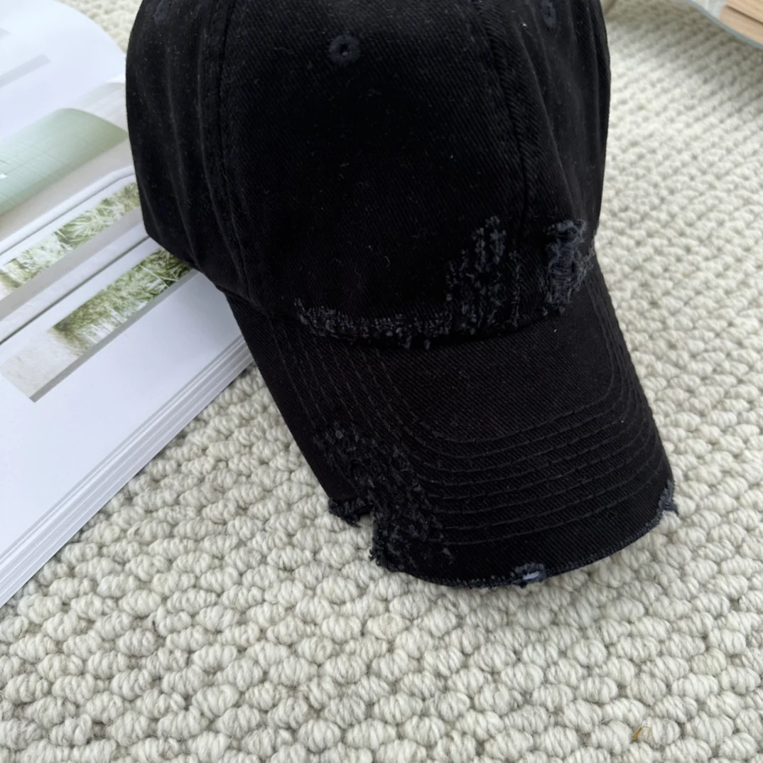 Бейсболка Balenciaga с надписью на задней стороне - Черная