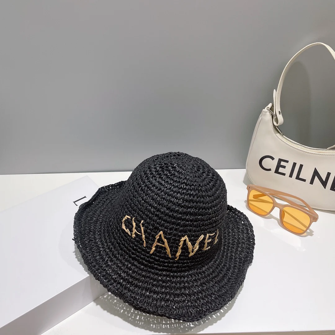 Новинка сезона весна/лето 2023 от Chanel — соломенная рыбацкая шляпа.