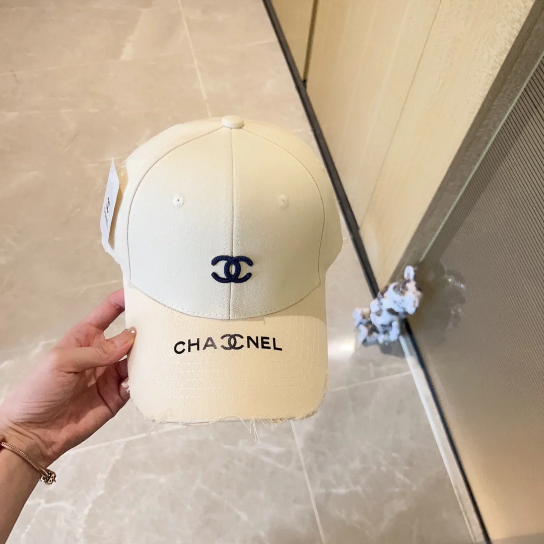 Новая бейсболка Chanel 2023 в стиле бутика с вышивкой - белая.
