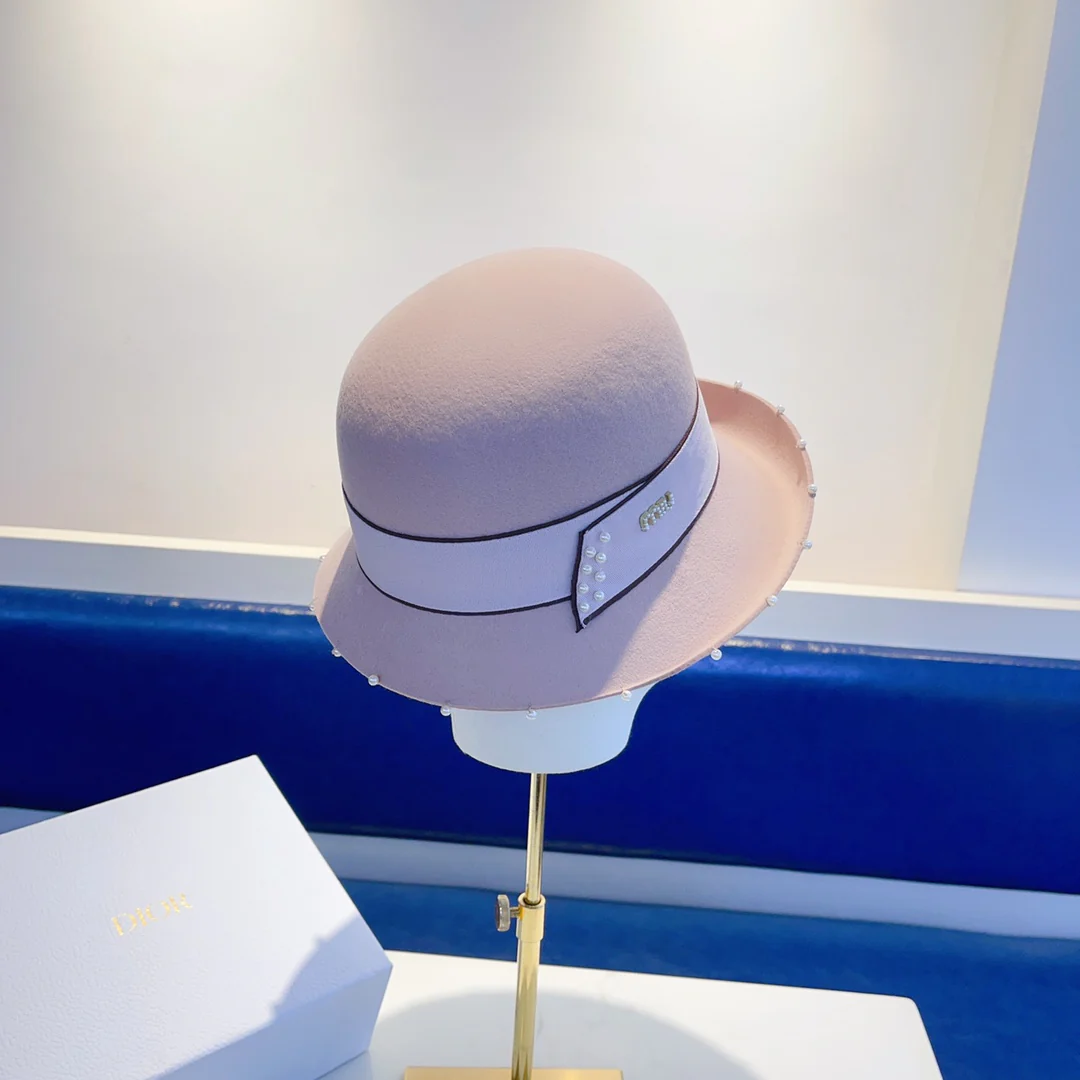 Шерстяная шапка Miu Miu, расшитая бисером вручную, розовая.