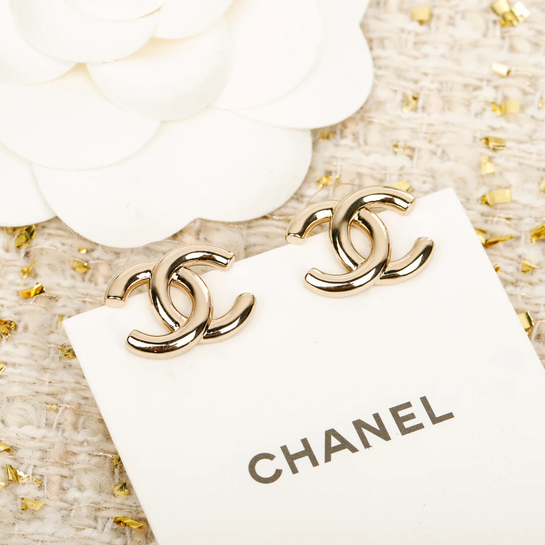 Chanel - 25 пенсов, глянцевые серьги с двойной буквой С