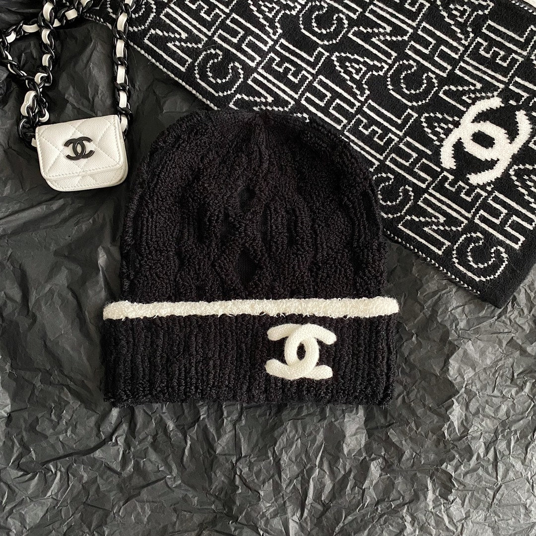 Вязаная шапка Chanel из новой коллекции осень/зима 2023 — черная.