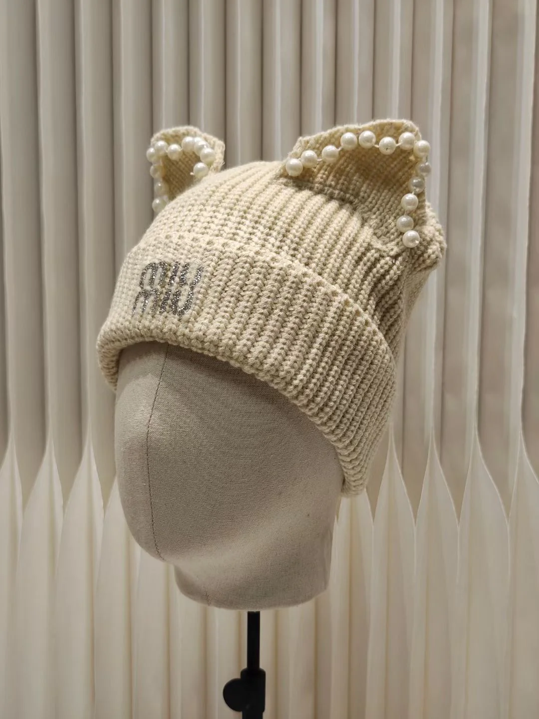 Miu Miu - Вязаная шапка с жемчужными кошачьими ушками, осень/зима