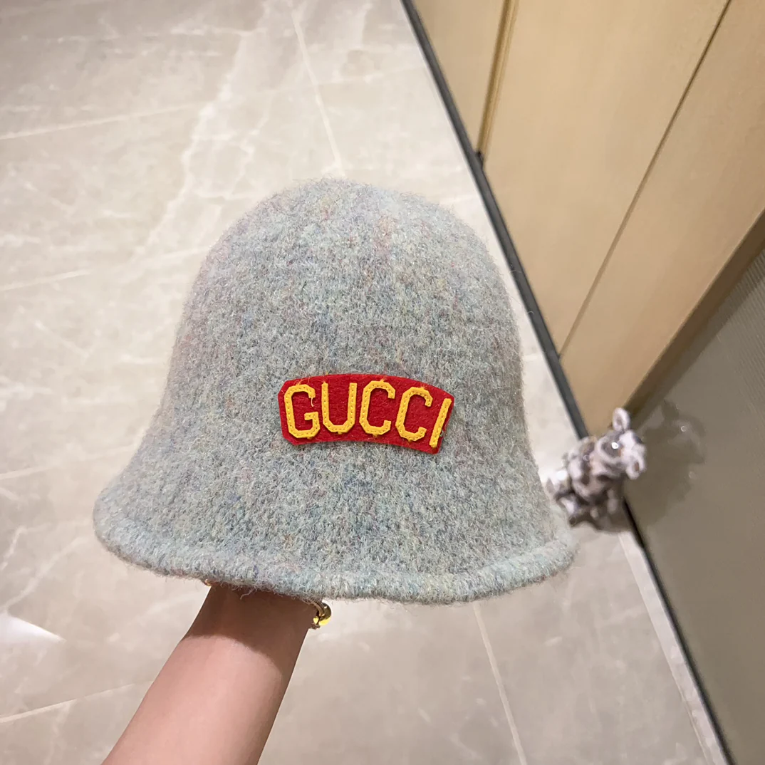 Новая кашемировая рыбацкая шляпа Gucci сезона осень/зима 2023 — серая.