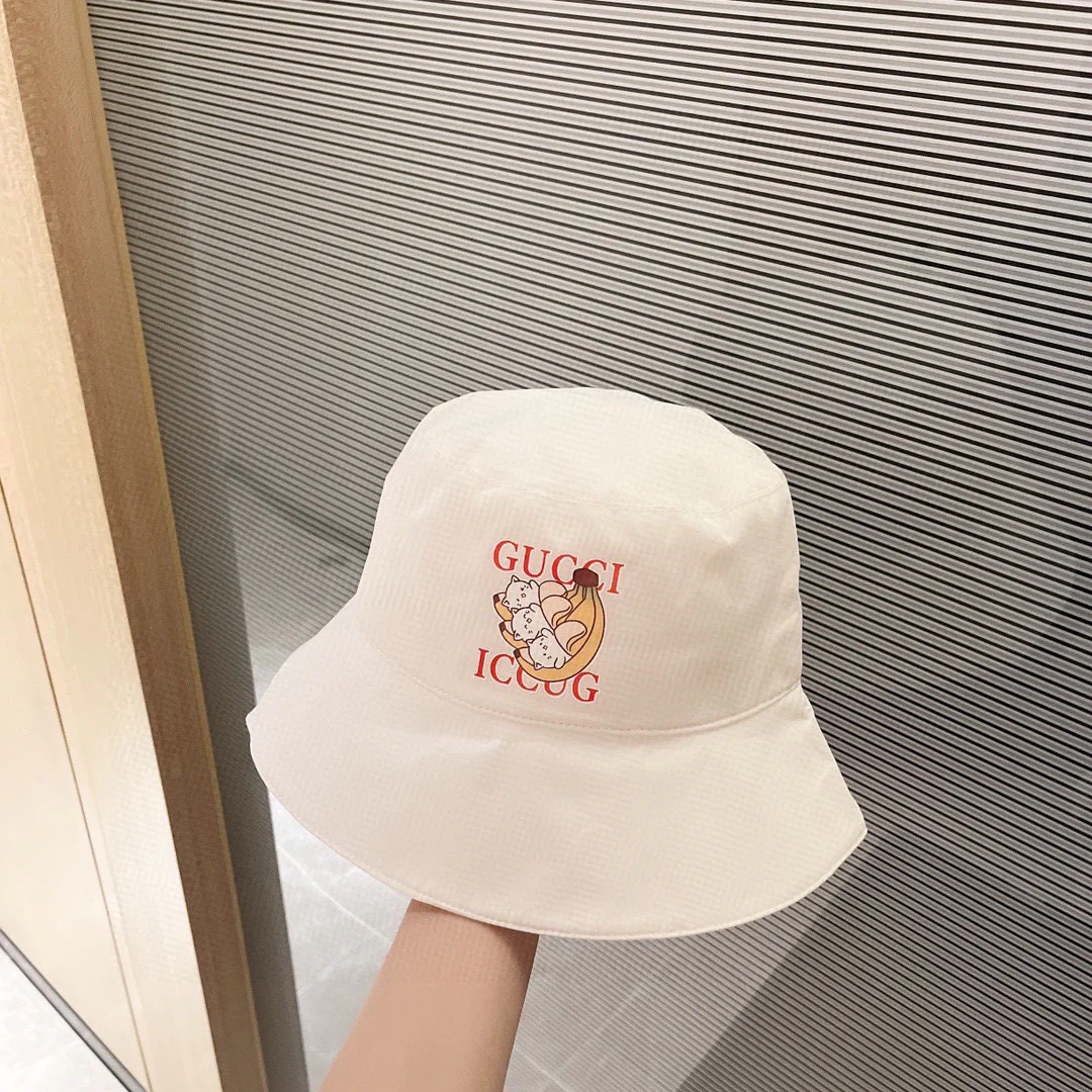 Панама Gucci с кошачьим принтом, 2022 год.