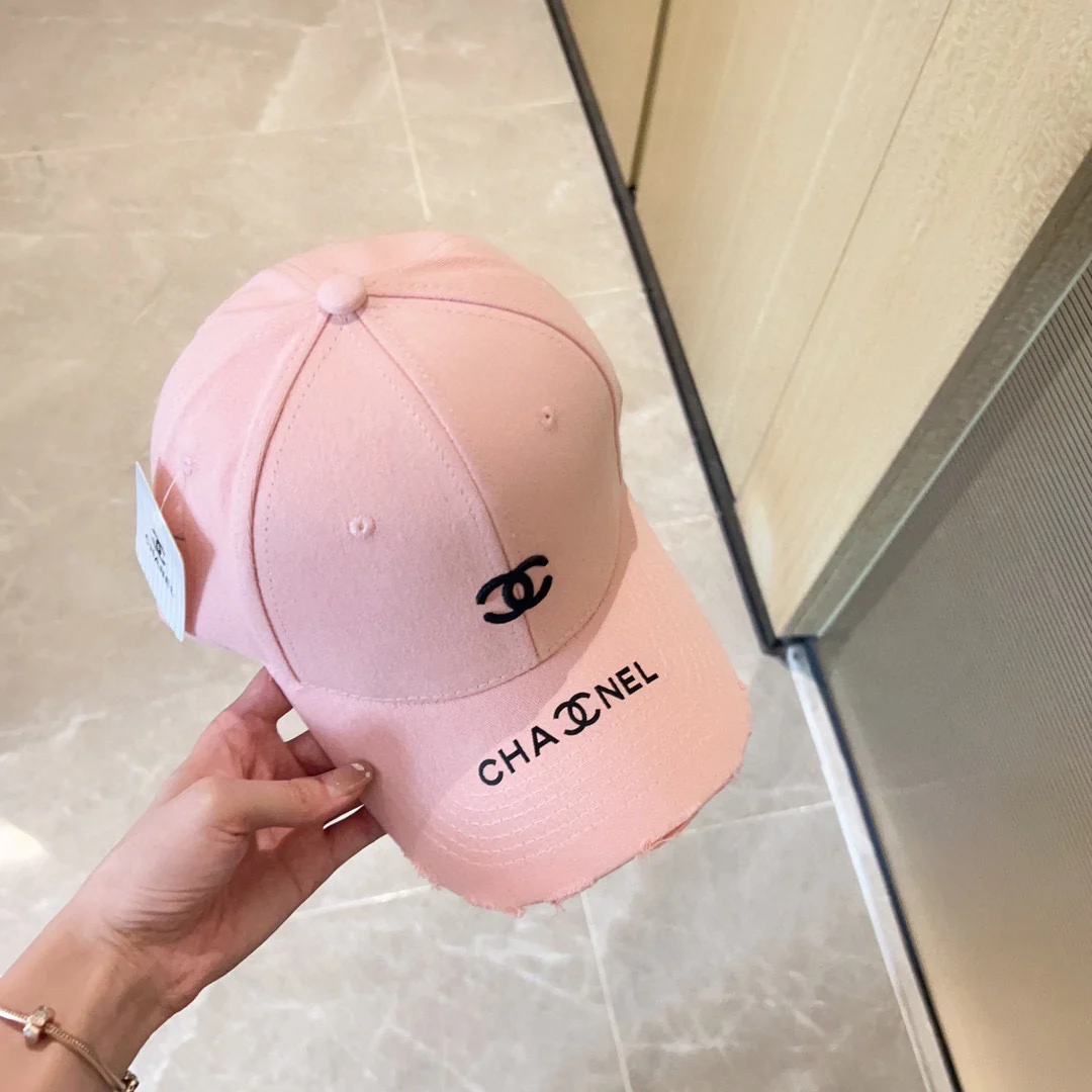 Новая бейсболка Chanel 2023 года с вышивкой и эффектом потертости - розовая.