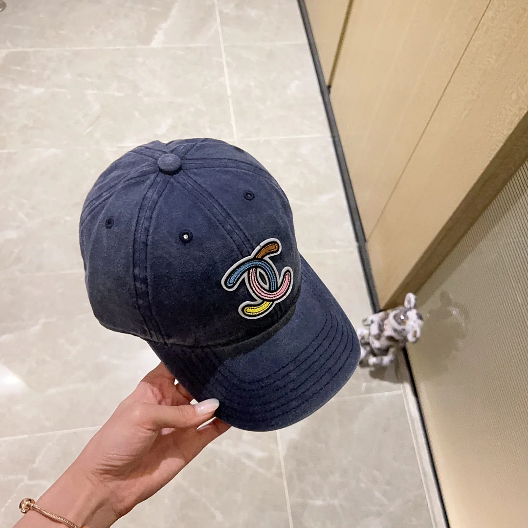 Новая бейсболка Chanel с ярким логотипом, синяя, 2023 год.