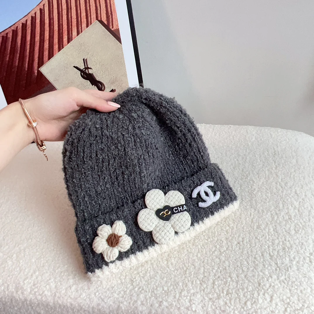 Вязаная шапка с цветочным принтом от Chanel, осень/зима 2023.