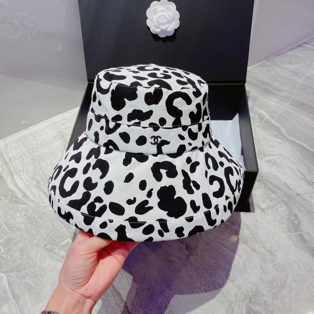 Рыбацкая шляпа Chanel с леопардовым принтом