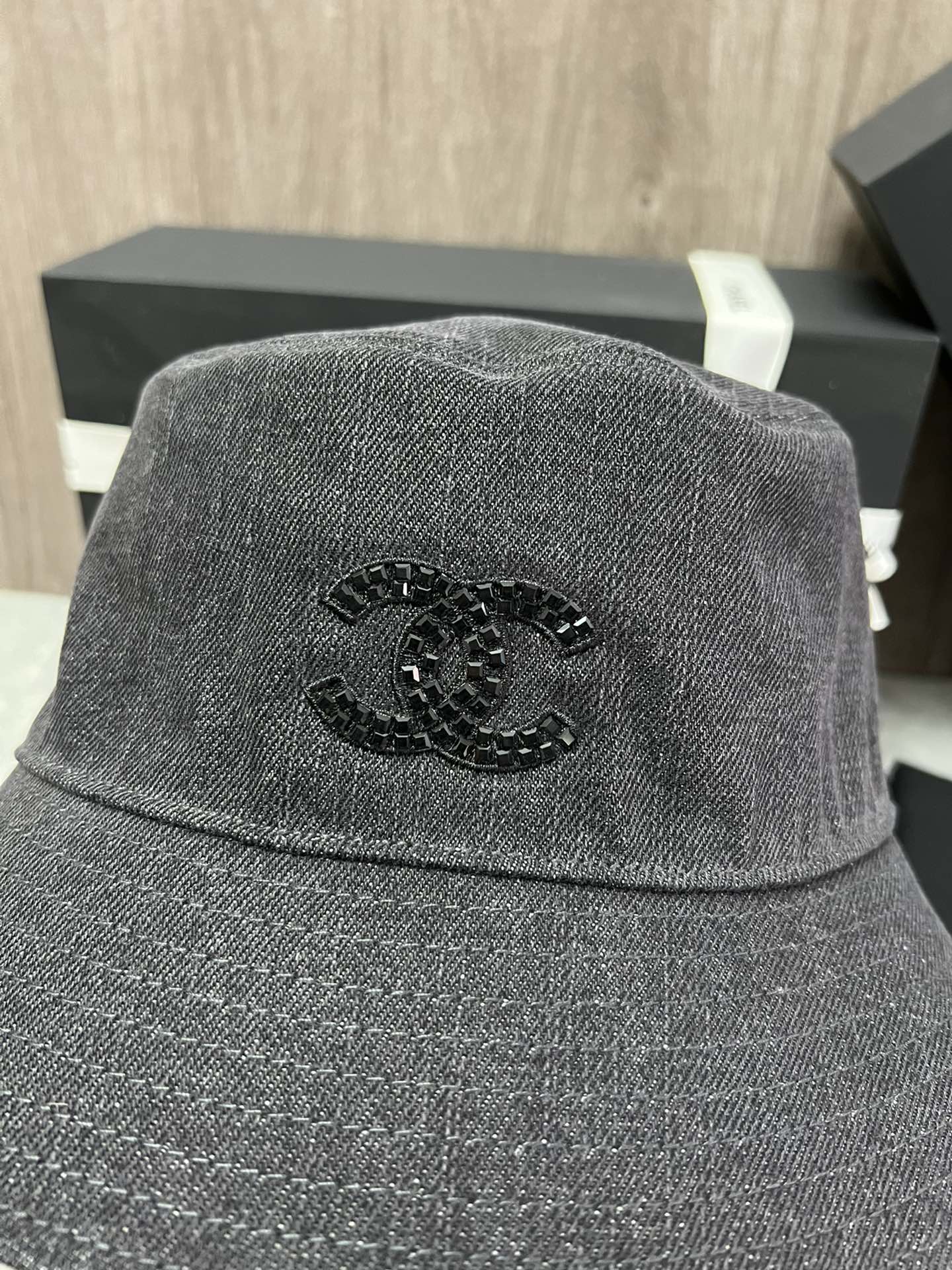 Джинсовая хлопковая рыбацкая шляпа Chanel - серая