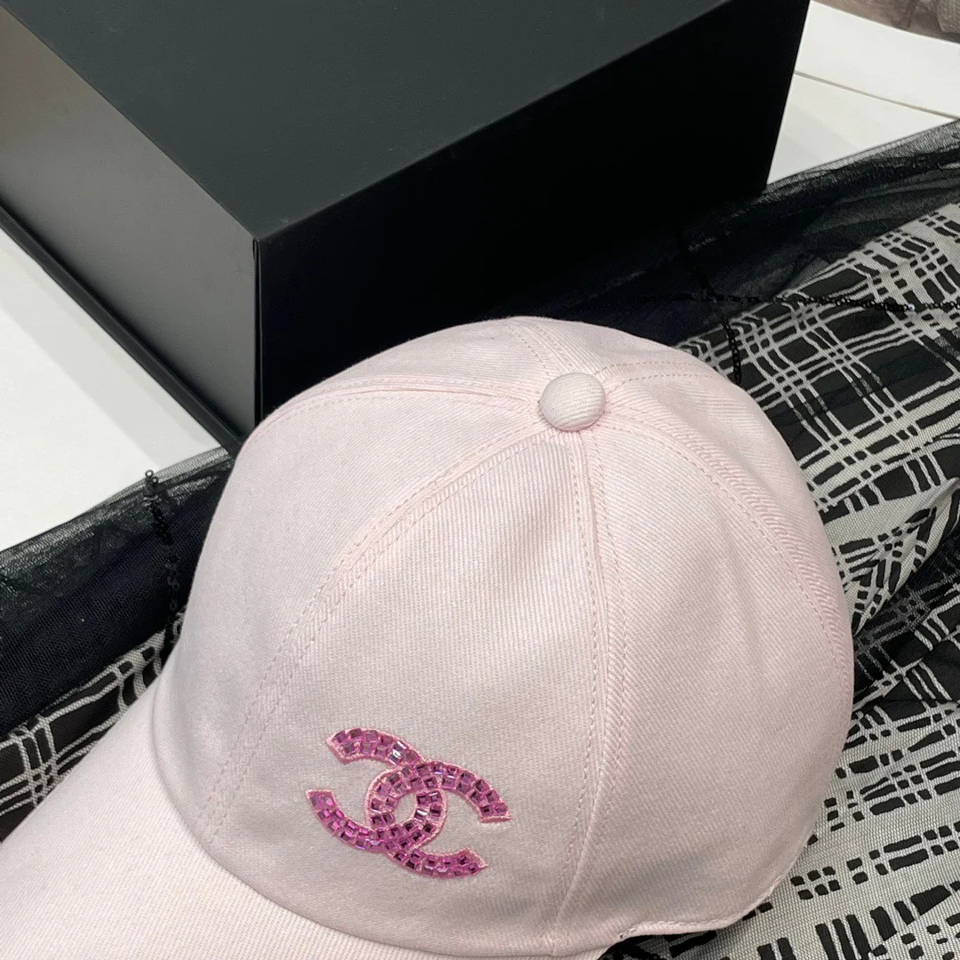 Chanel - Новая бейсболка с пайетками - Розовая