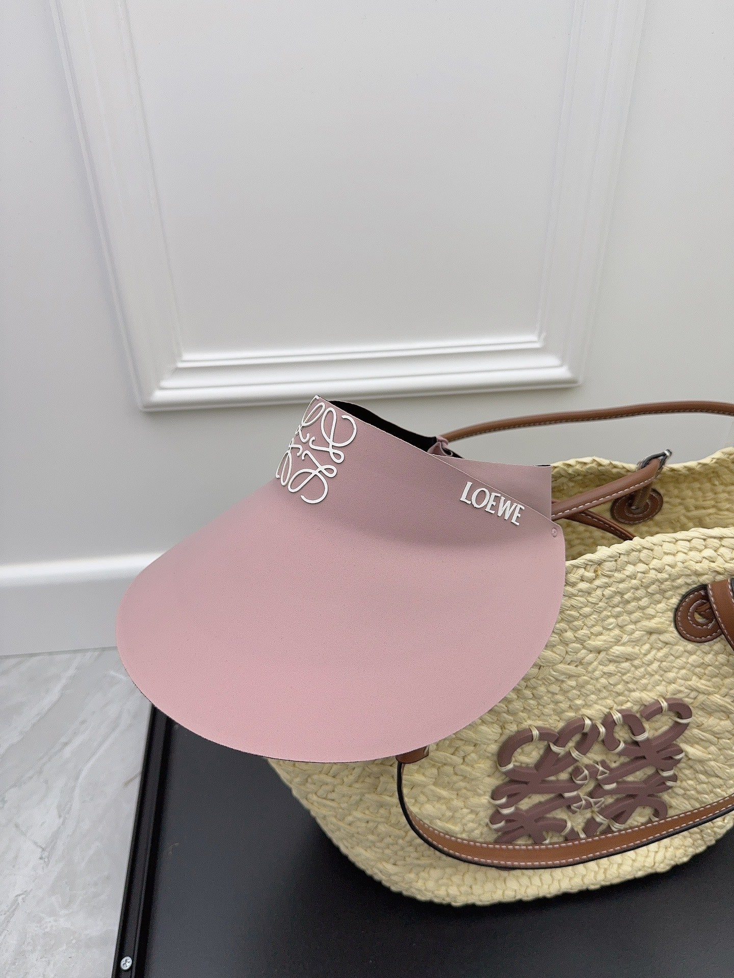 Новая модель LOEWE - бесшовная солнцезащитная шляпа