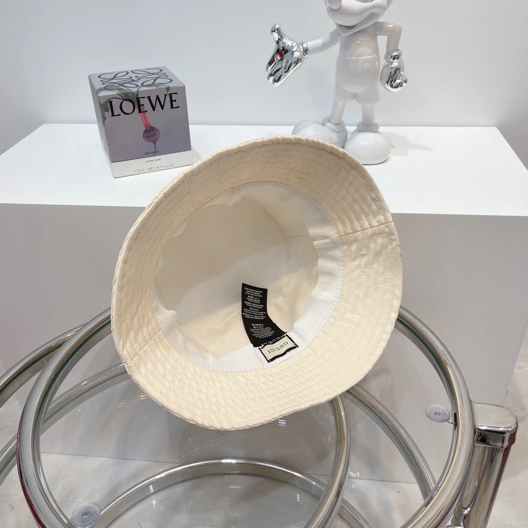 Gucci - Полностью вышитая кепка Damerman с антиморщинистой отделкой - Кремово-глянцевая поверхность выглядит просто потрясающе.