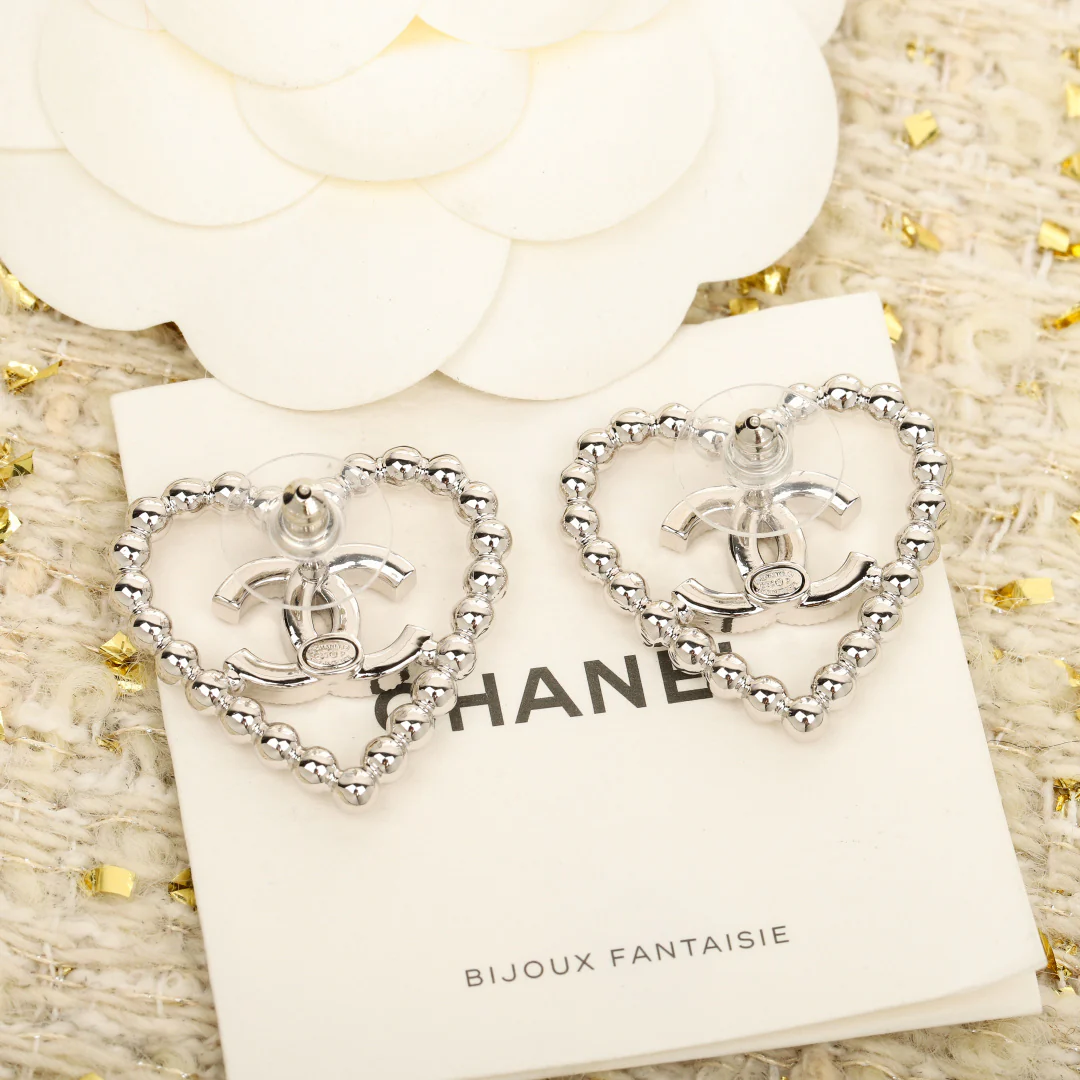 Chanel - Серьги в форме сердца с ажурным узором 