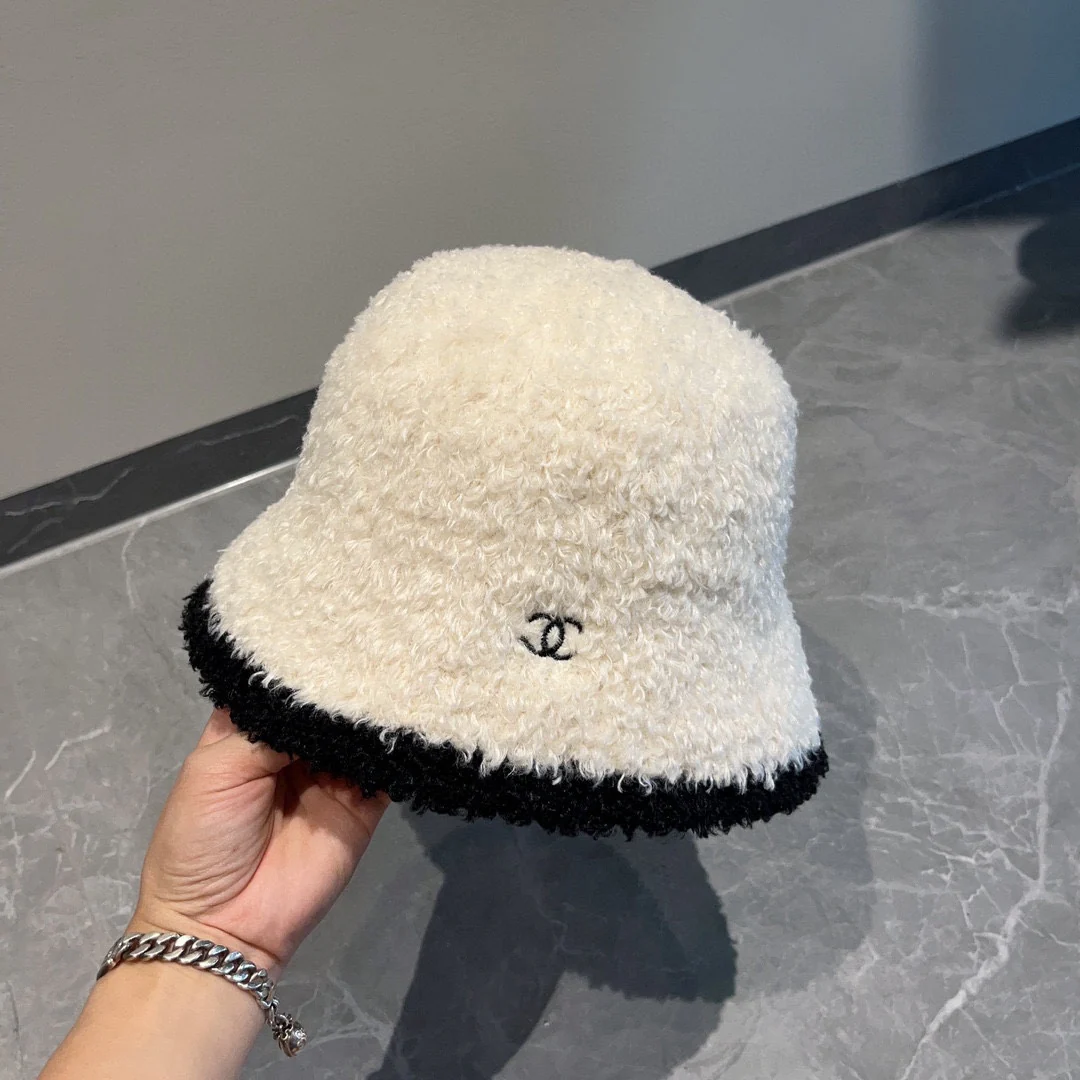 Новая модель меховой рыбацкой шляпы Chanel из осенне-зимней коллекции - белая.