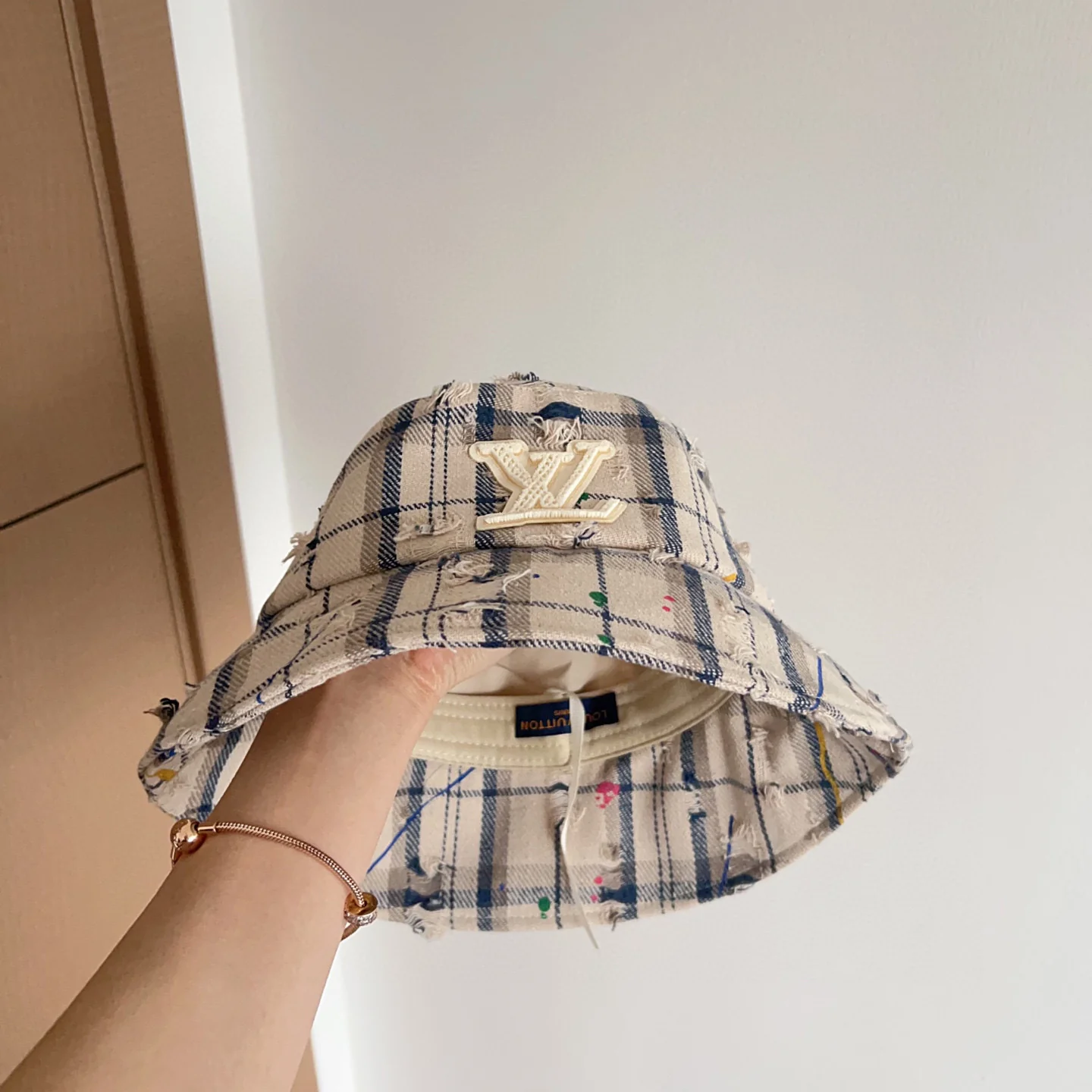 Рыбацкая шляпа LV в клетку с эффектом потертости - белая