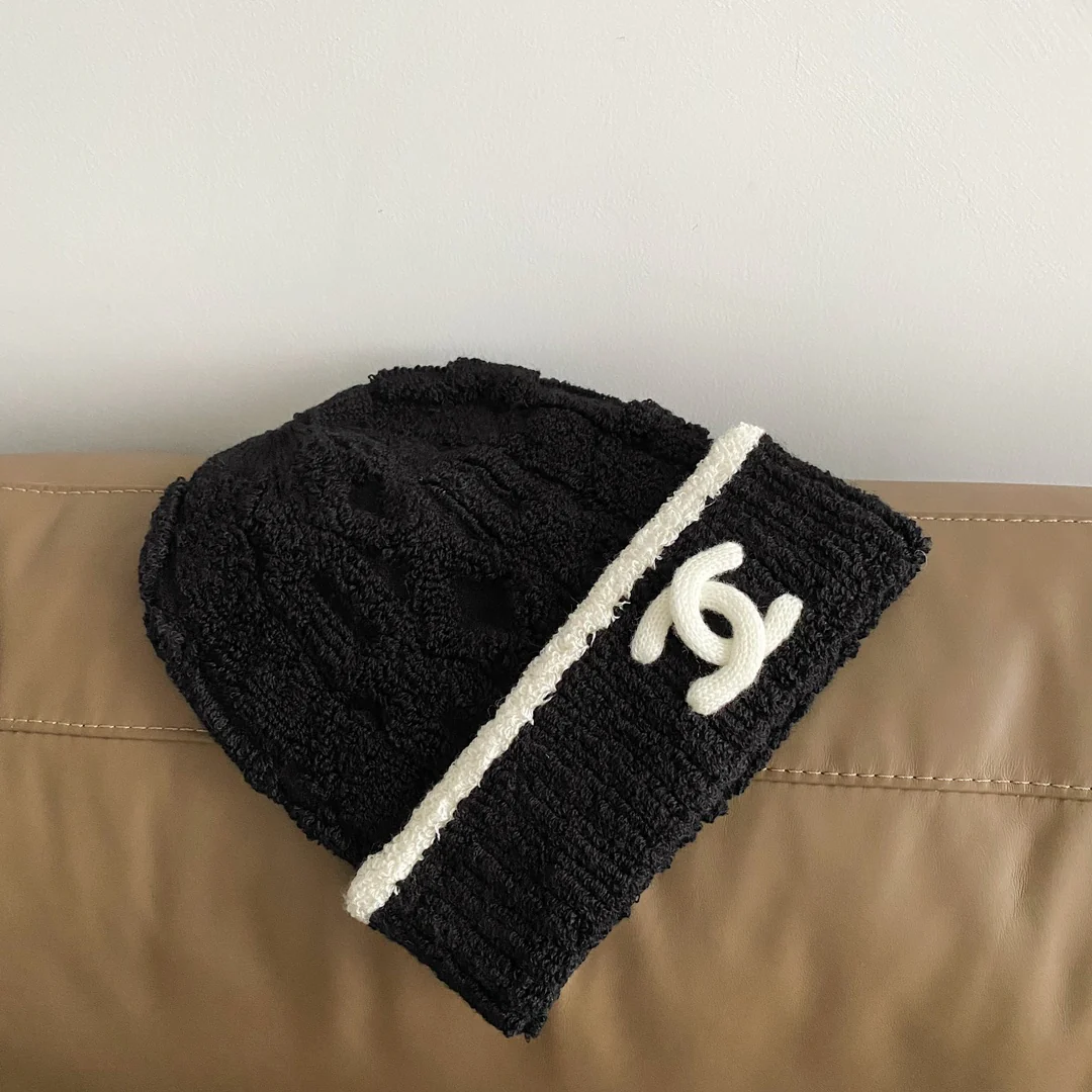 Вязаная шапка Chanel из новой коллекции осень/зима 2023 — черная.