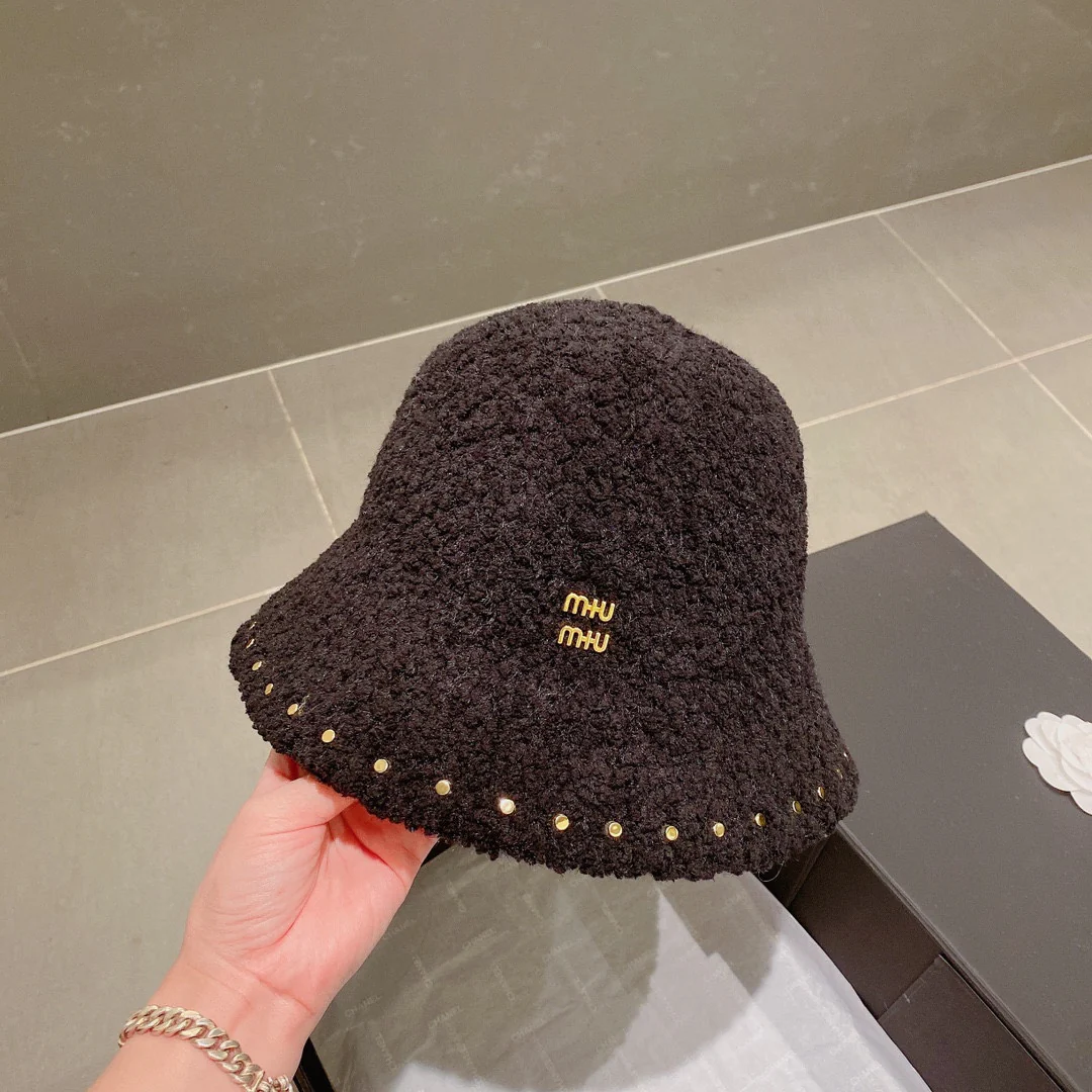 Панама Miu Miu с заклепками - черная