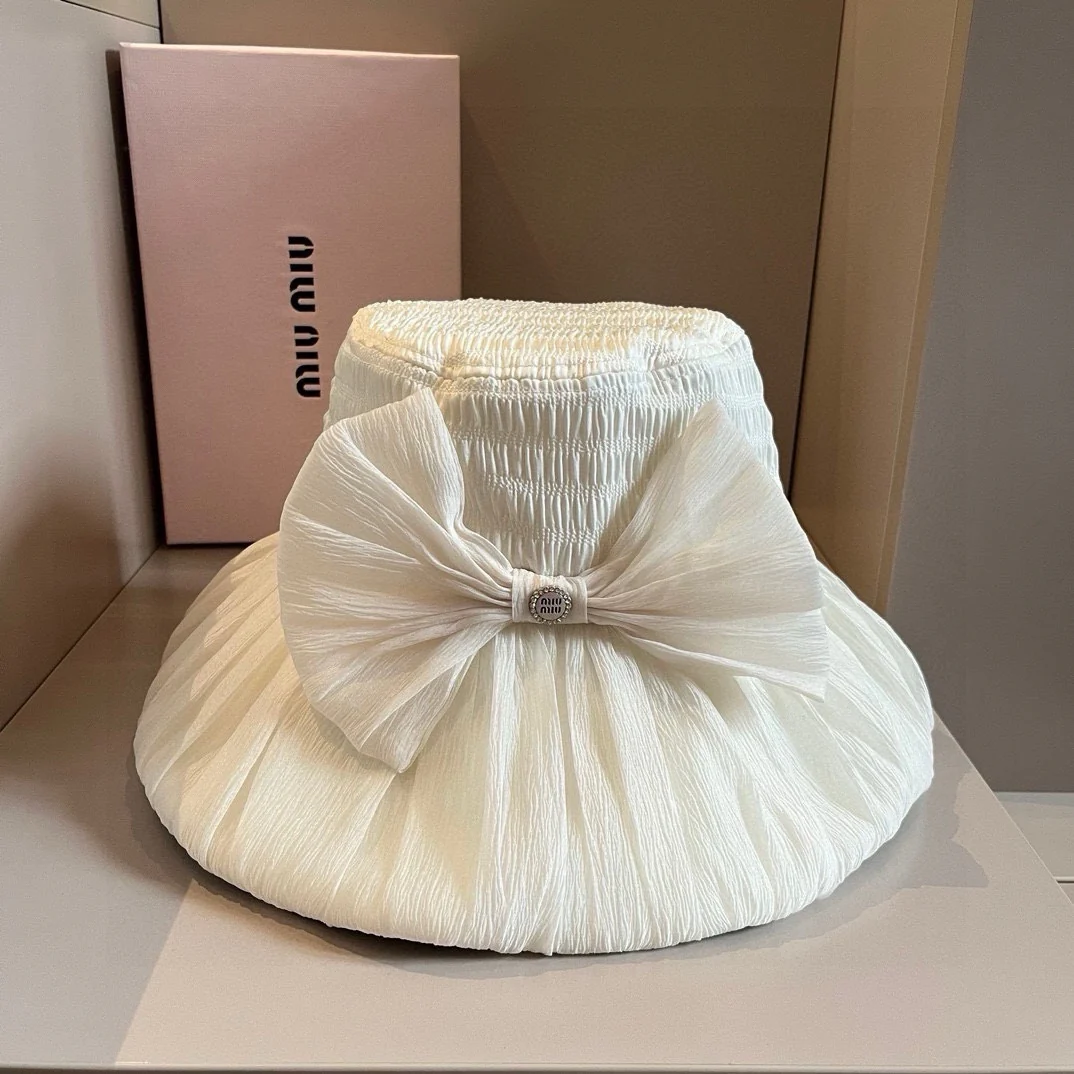 Новая плиссированная шляпа от солнца Miu Miu 2024 с бантом - белая.