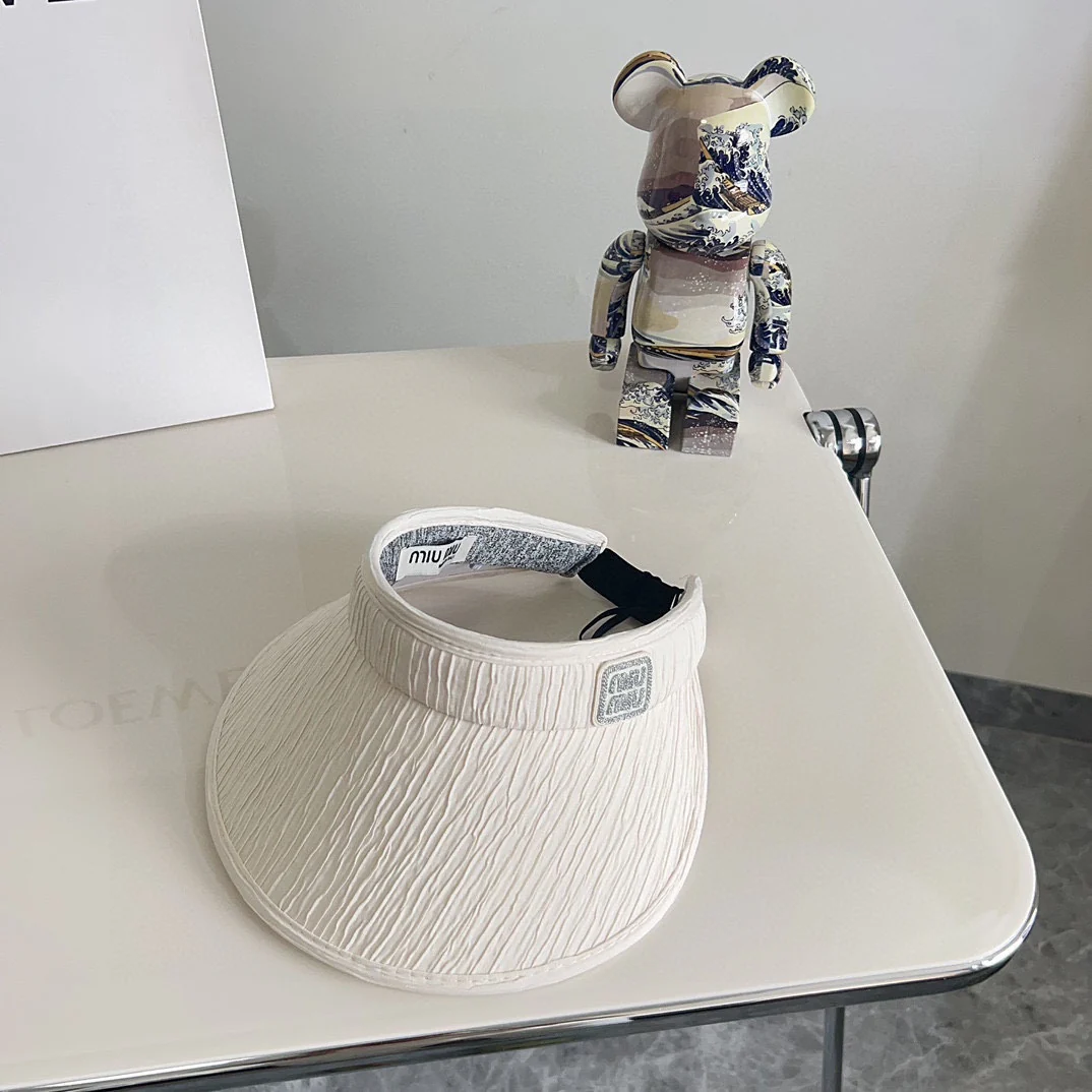 Новая элегантная плиссированная шляпа от солнца Miu Miu из летней коллекции 2024 года - белая.