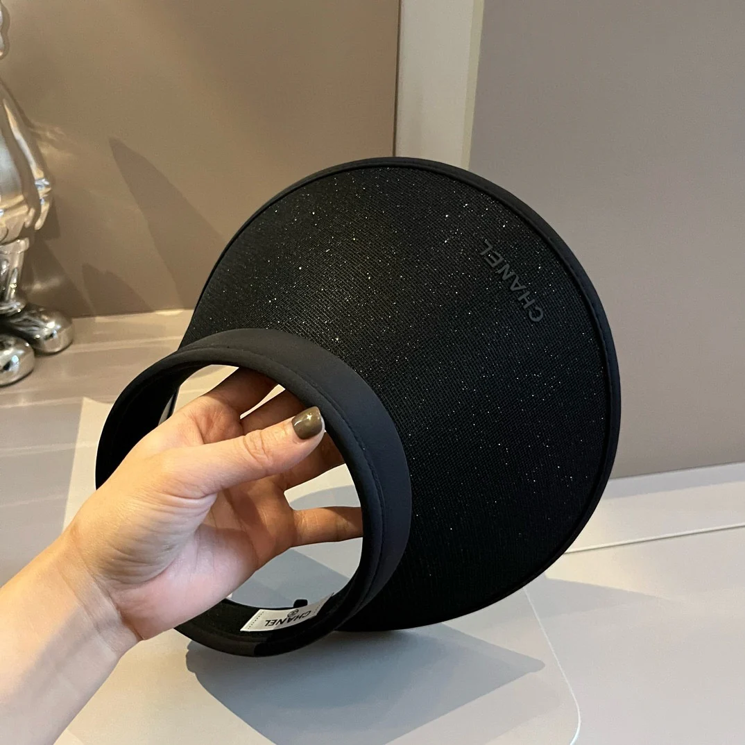 Минималистичная солнцезащитная шляпа Chanel с простой надписью - черная