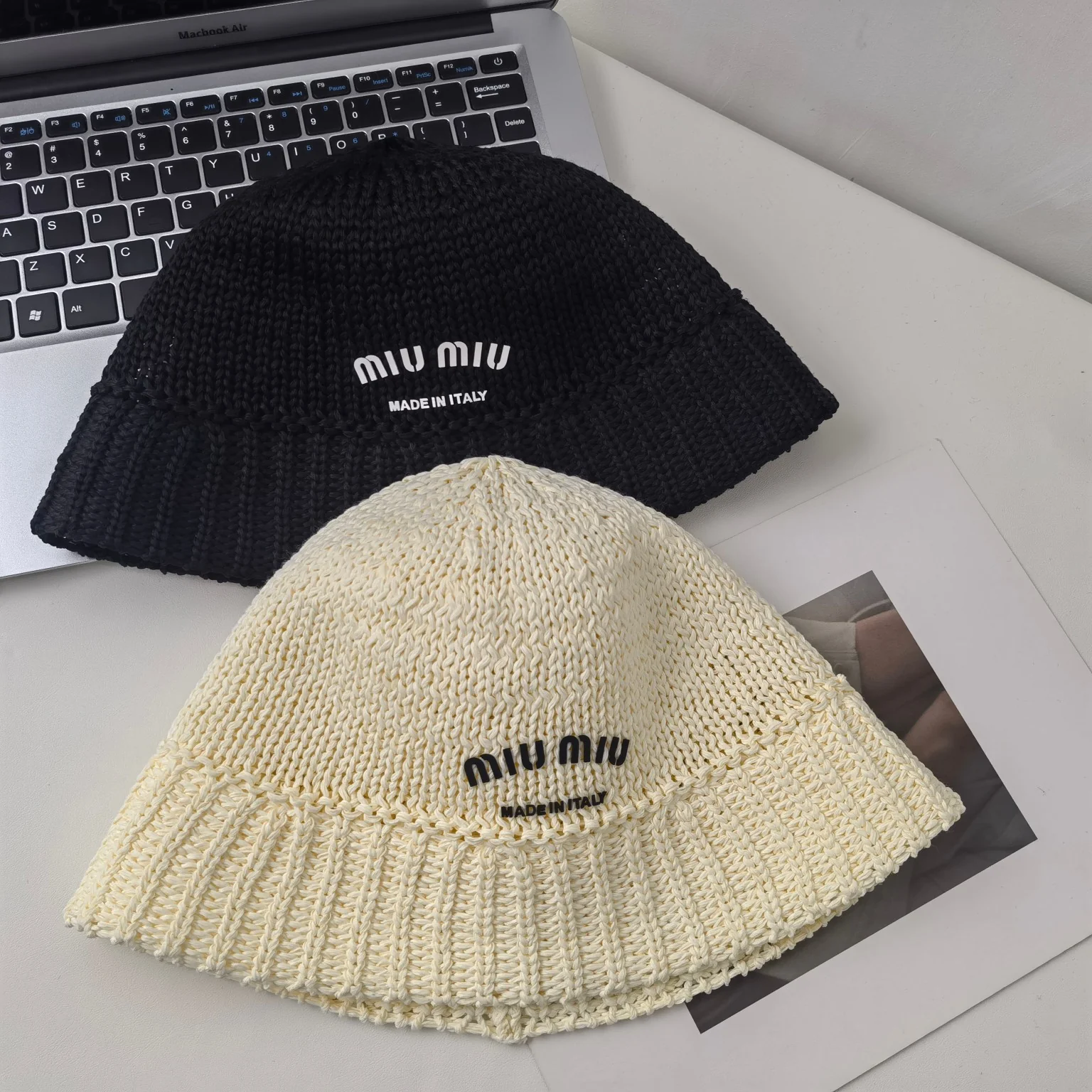 Новинка сезона ?Ранняя осень? от Miu Miu 2023 — вязаная рыбацкая шапка.