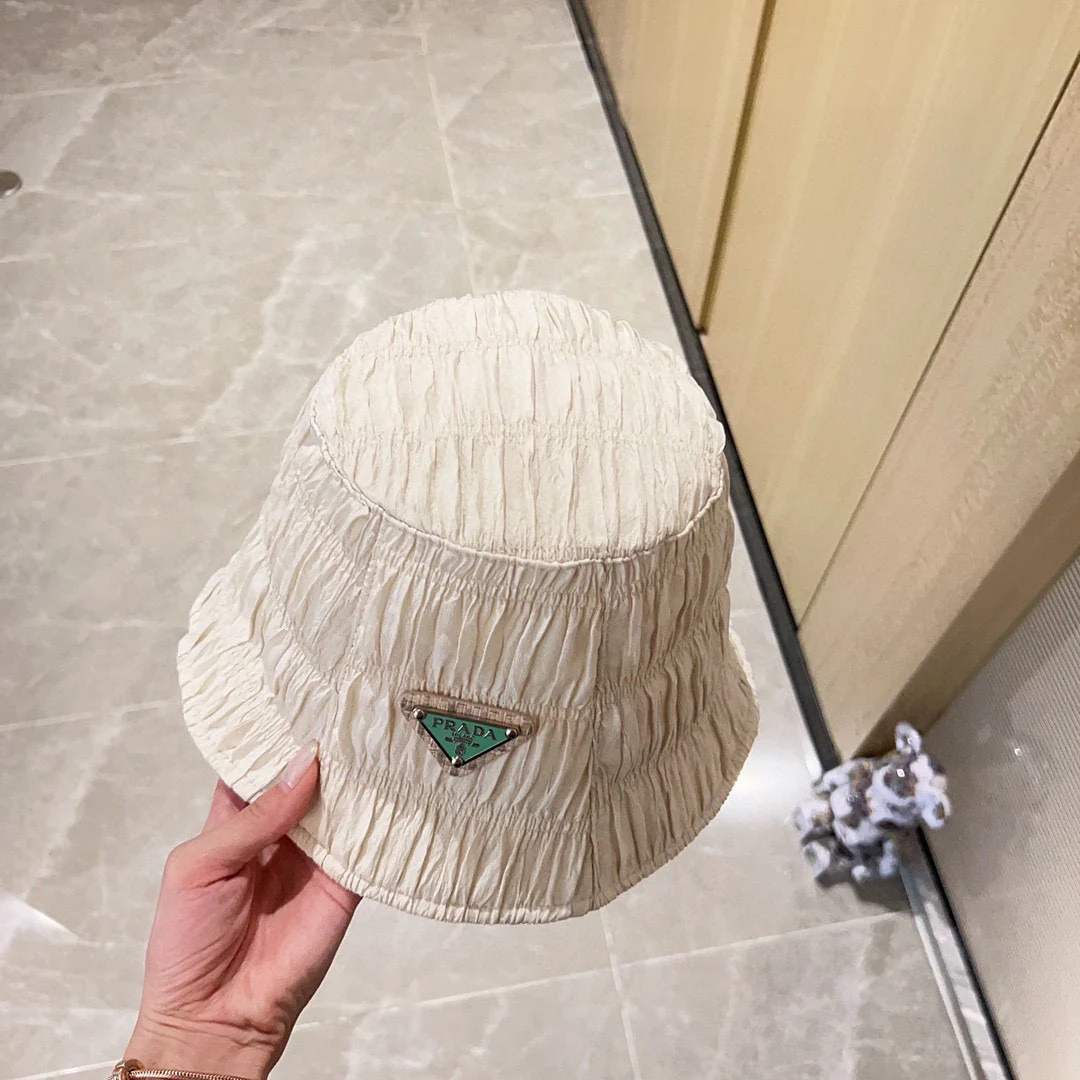 Новая панама Prada 2023 года с эффектом мятой ткани - белая.