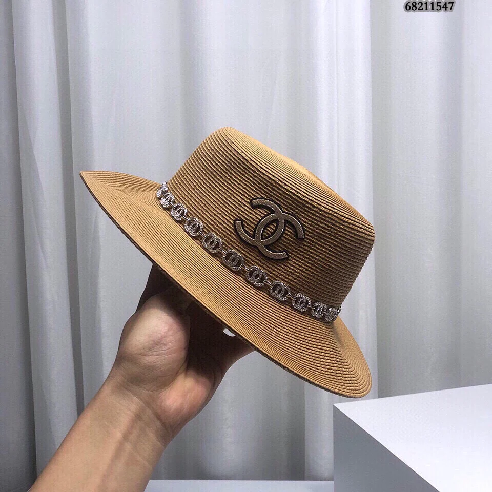 Новая соломенная шляпа Chanel 2022 года - коричневая.