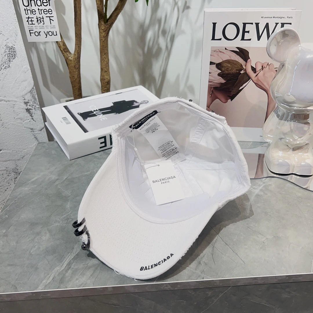 Новинки коллекции Balenciaga весна/лето 2023 - Шляпа с заклепками/Сферическая кепка - Белая