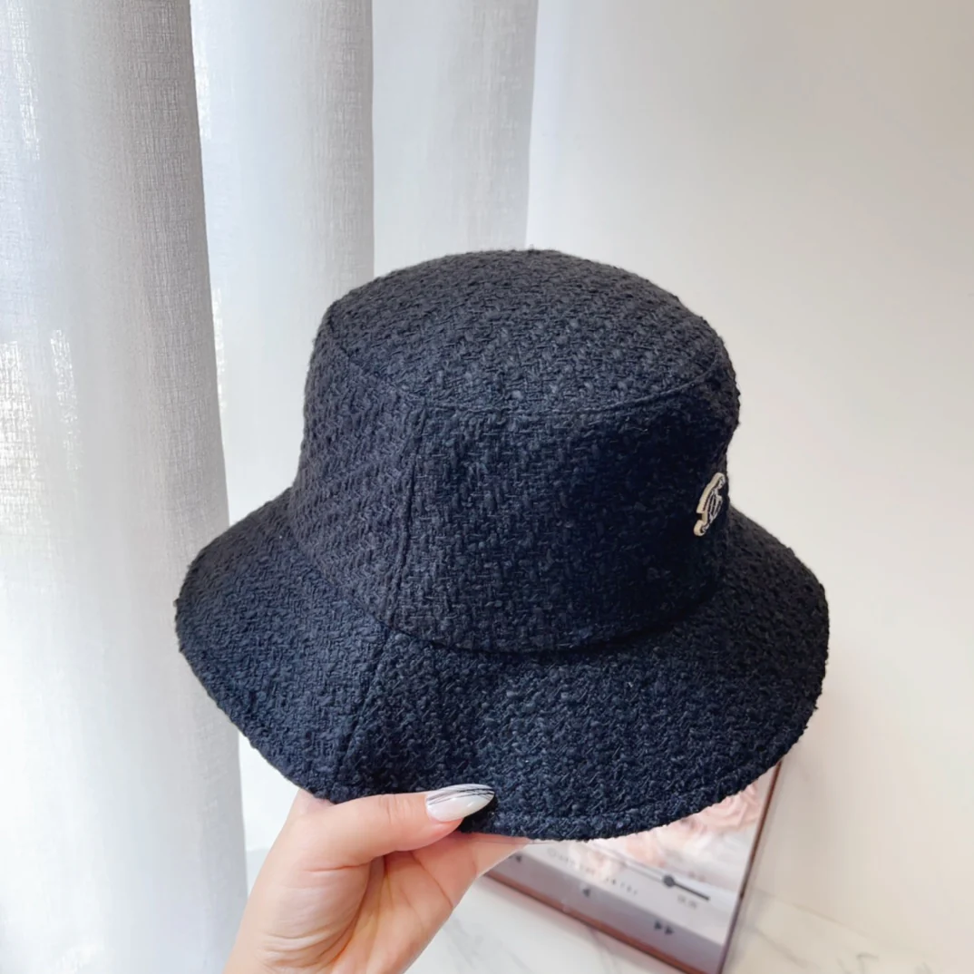 Chanel - Новая модель новой коллекции: шерстяная клетчатая рыбацкая шляпа крупной вязки - черная.