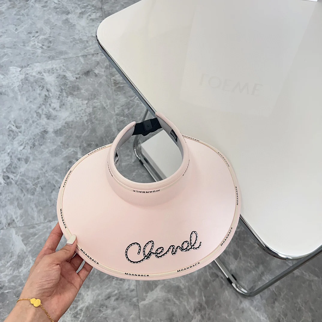 Новинка лета 2024 от Chanel - Солнцезащитная шляпа с курсивным шрифтом - Розовая