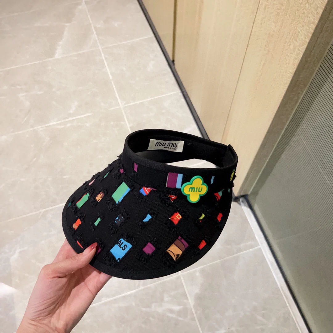 Новые поступления коллекции Miu Miu весна/лето 2023 - Козырек - Солнцезащитная шляпа - Черная