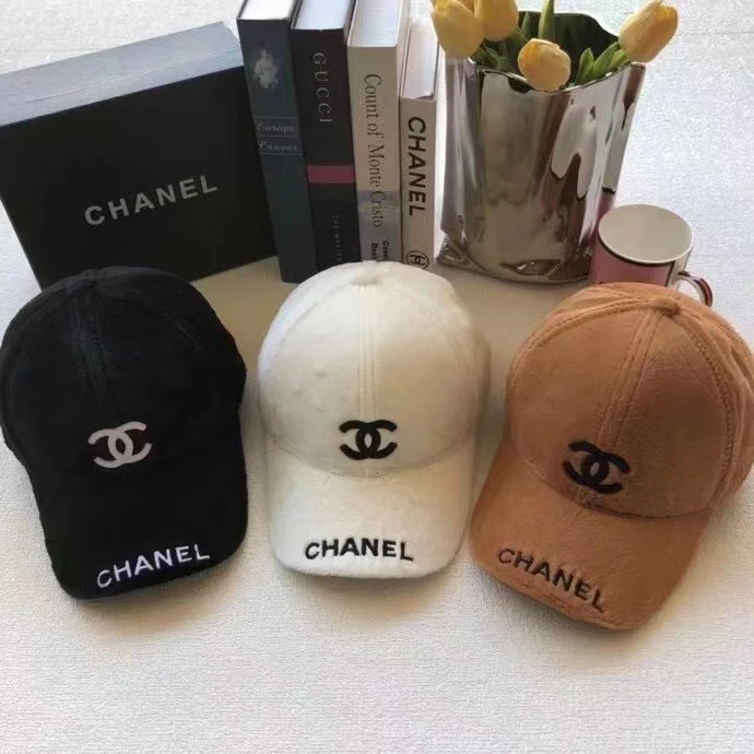 Бейсболка Chanel с вышитым кроличьим мехом