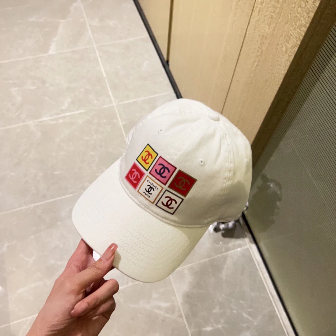 Бейсболка Chanel 2023 года, новая модель, с шестью панелями.