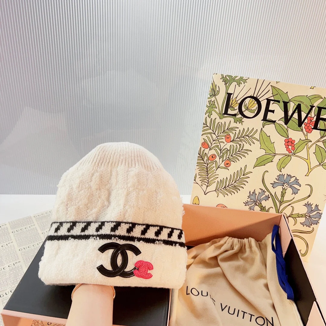 Вязаная шапка Chanel в корейском стиле - белая