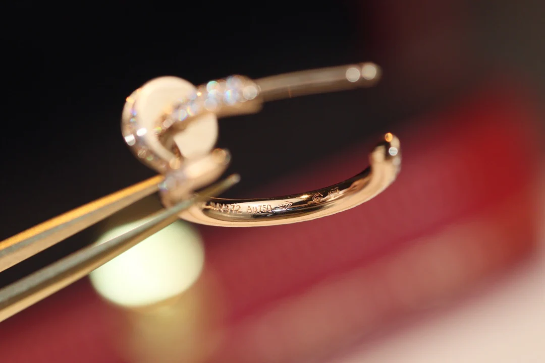 Небольшие серьги-гвоздики Cartier из розового золота, полностью инкрустированные бриллиантами.