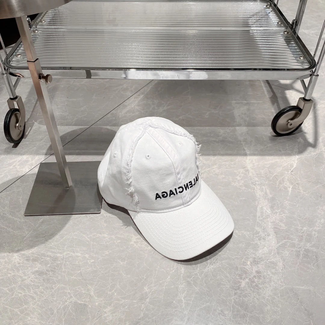 Balenciaga - Бейсболка с усами - Белая