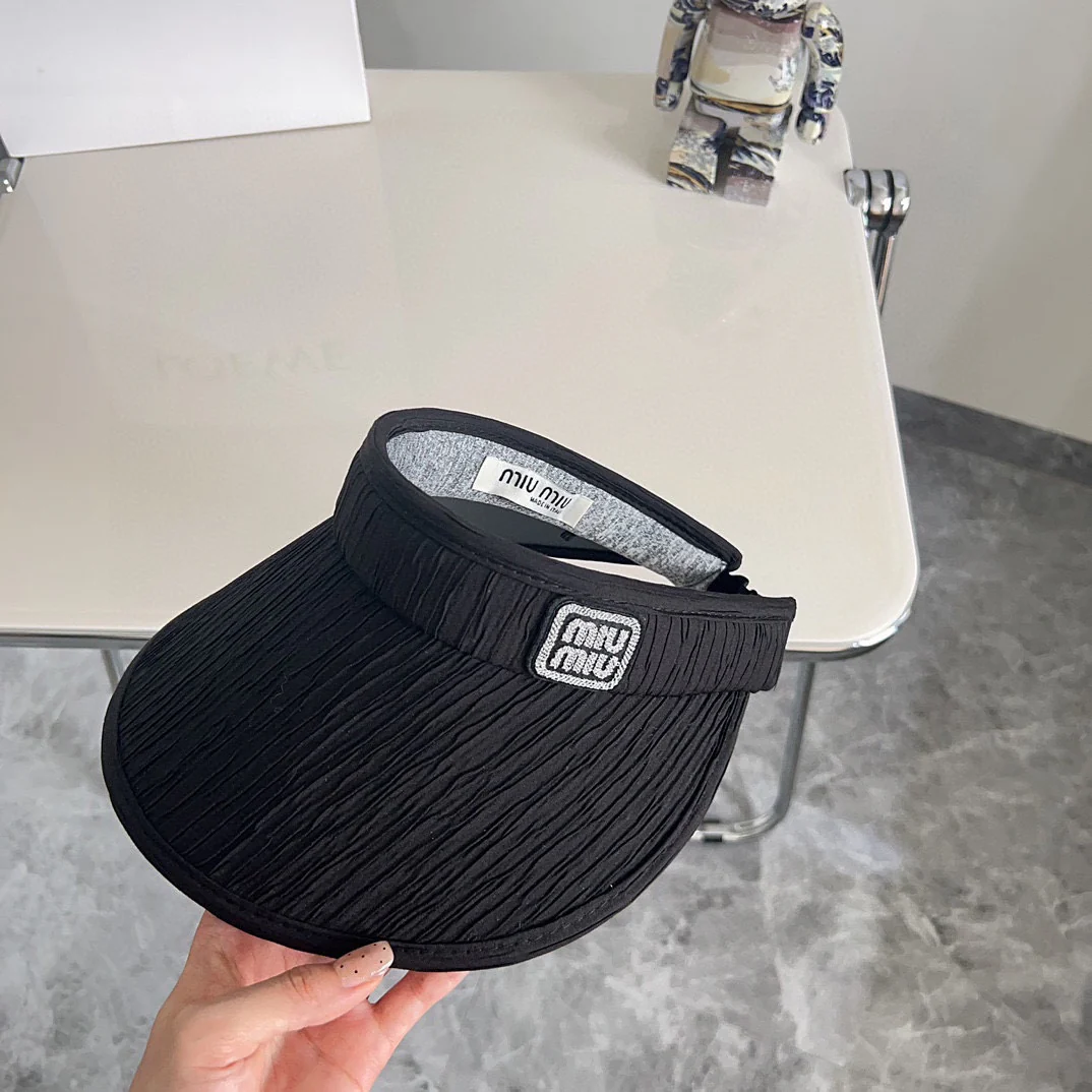Новая элегантная плиссированная шляпа от солнца Miu Miu из летней коллекции 2024 года - черная.