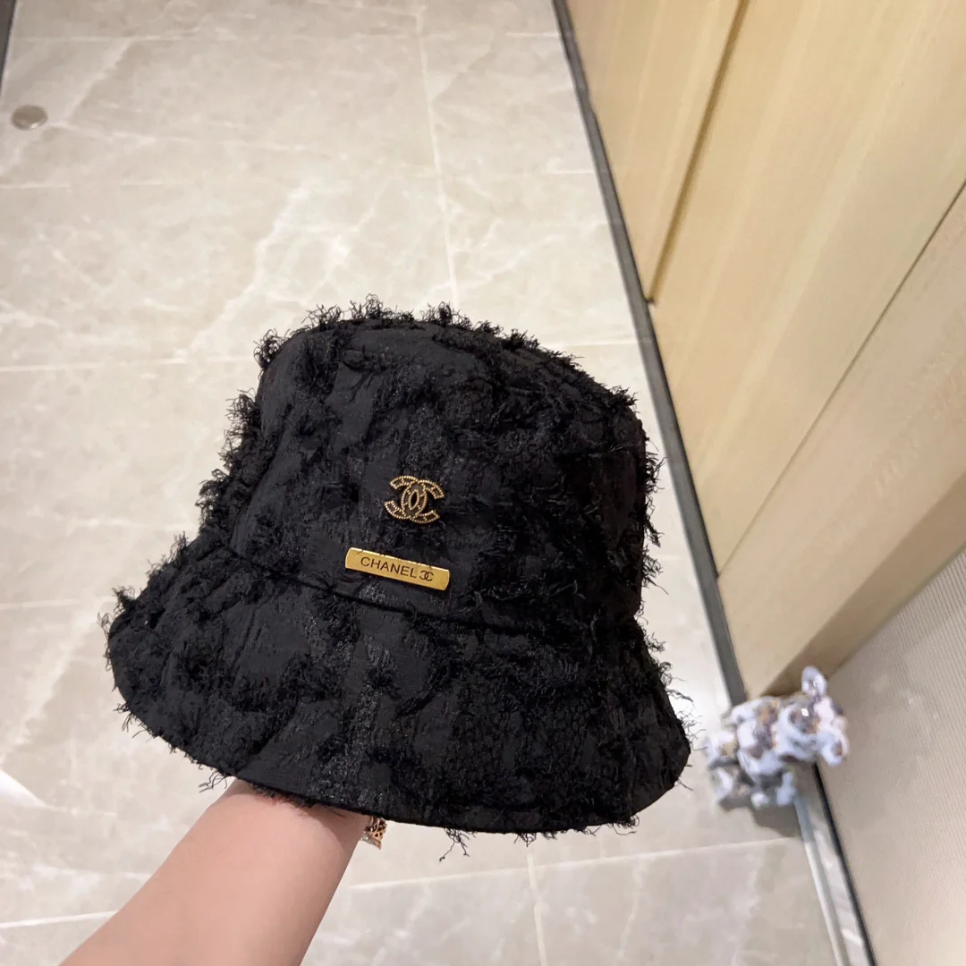 Новая коллекция Chanel ?Рыбацкая шляпа? сезона начало осени 2023 года — с перьями — черная.