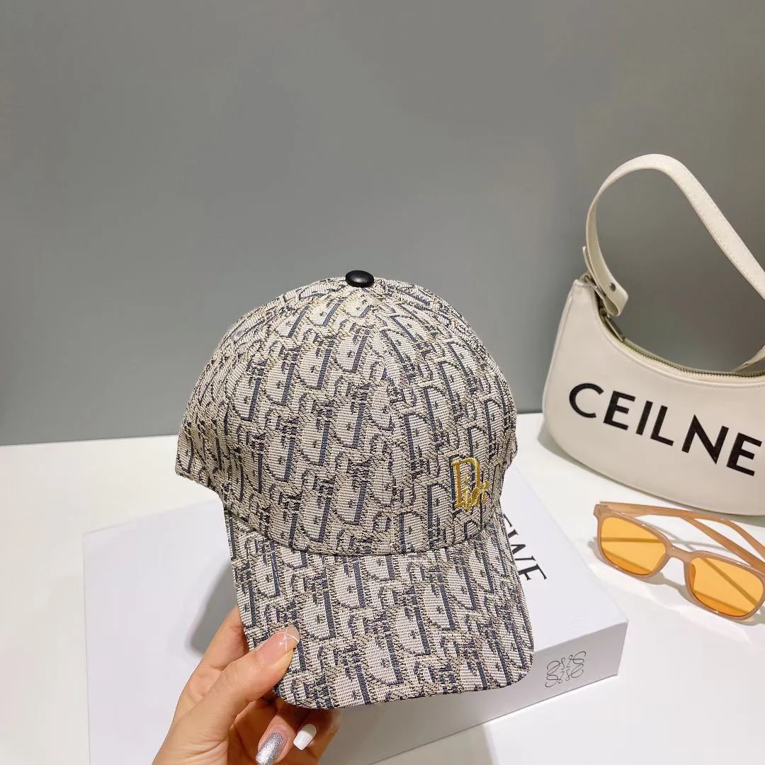 Dior - Новая классическая бейсболка с вышитой монограммой - Светлый цвет