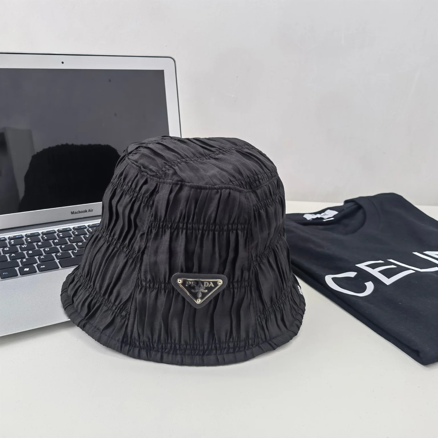 Prada - Новинка начала осени 2023 года - Простая панама со складками