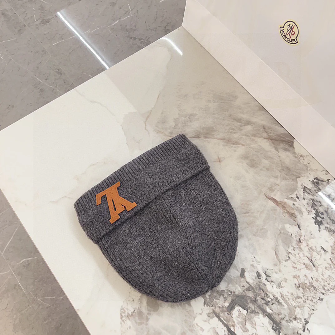 Вязаная шапка LV Leather Label - серая