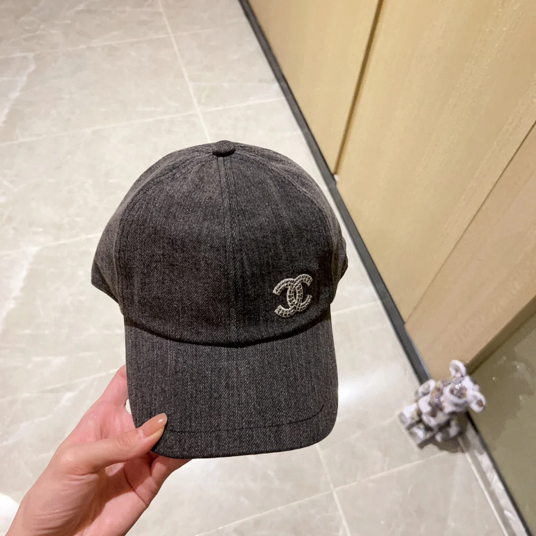 Новинка сезона весна/лето 2023 от Chanel - Вышитая кепка/Сферическая кепка - Железно-серый