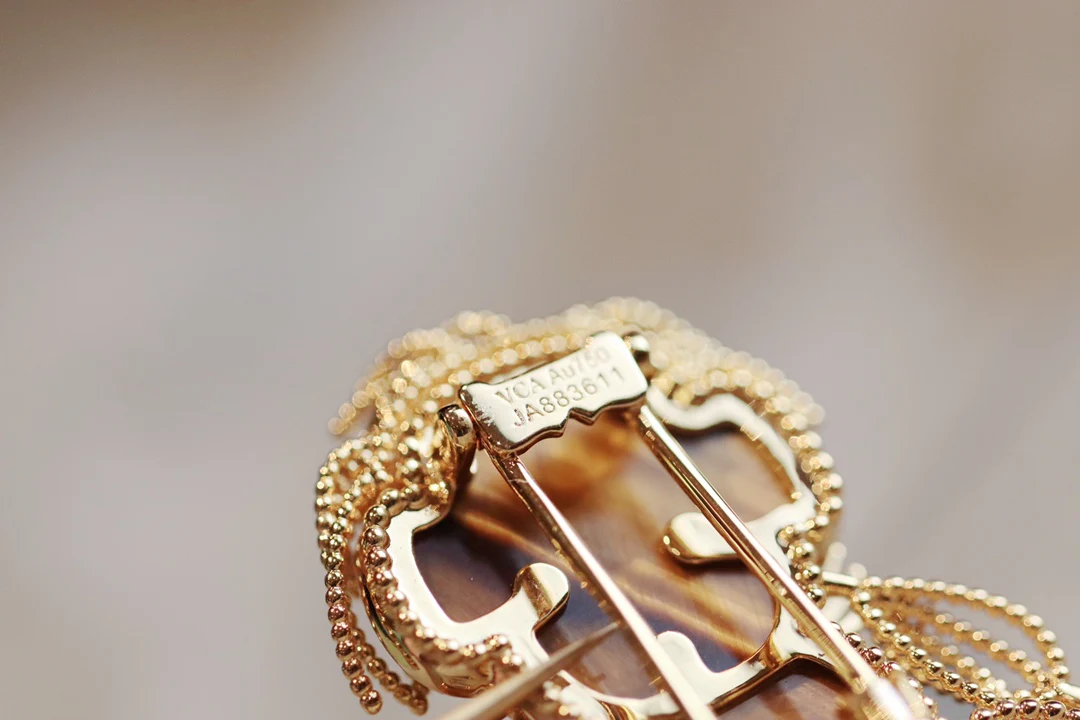 Van Véck - Брошь 011