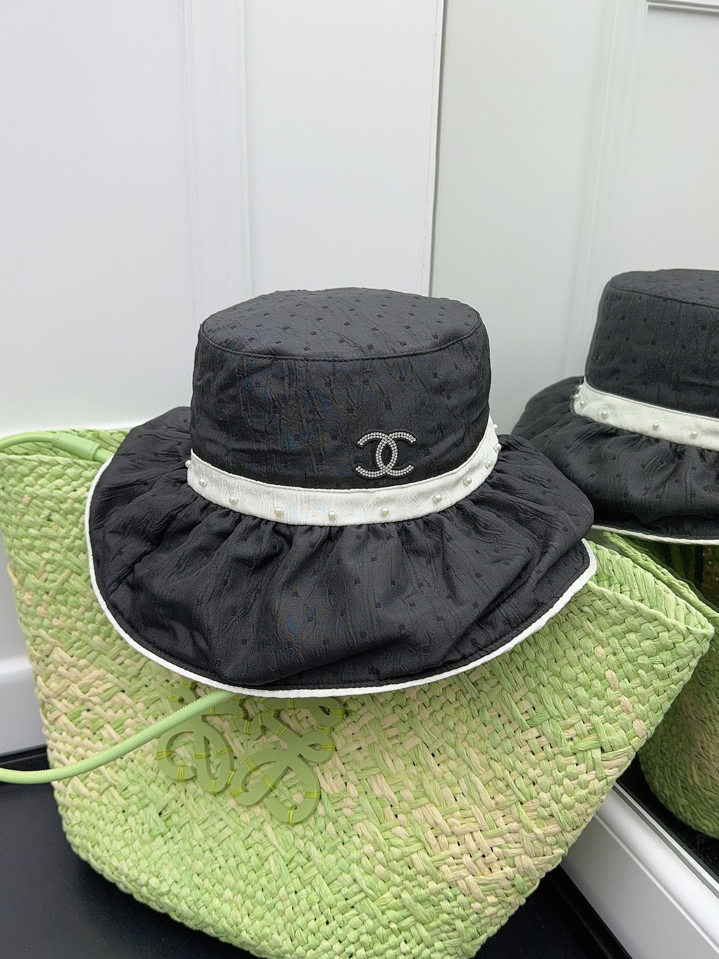 Chanel - Элегантная рыбацкая шляпа ручной работы с жемчугом