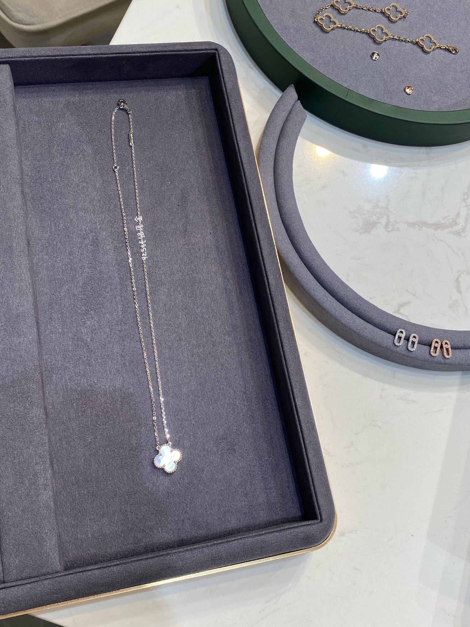 Van Vuitton - Колье 124