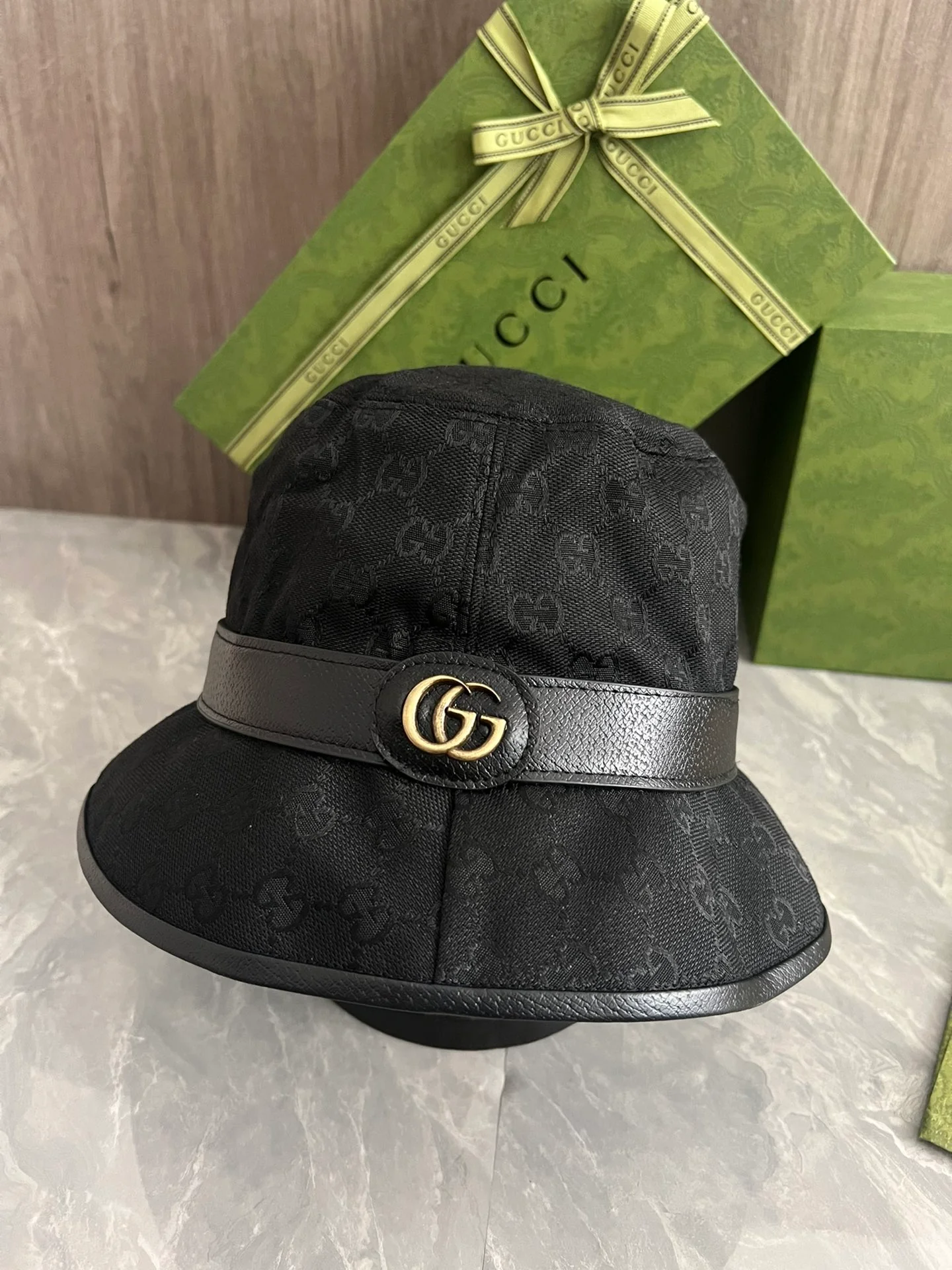 Панама Gucci Monogram из кожи с металлическим двойным логотипом G - черная