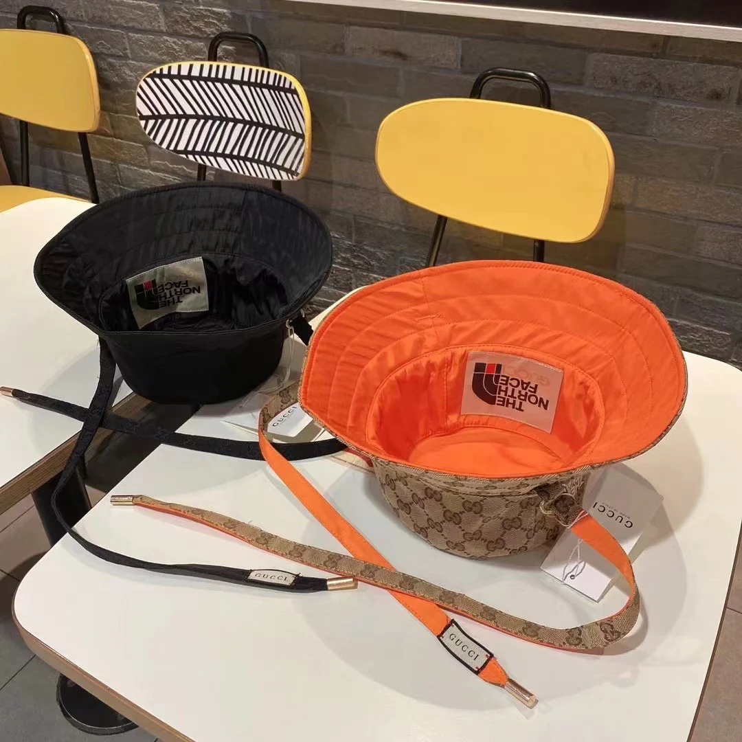 Панама с ремешками, созданная в сотрудничестве с Gucci — двусторонняя.