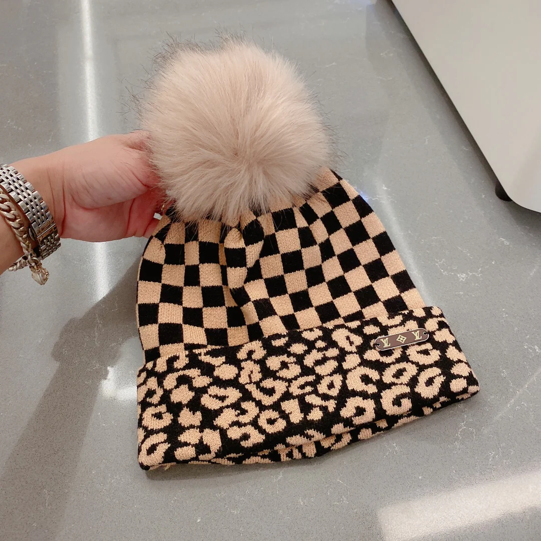 Шапка в клетку LV